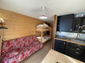 Studio rénové avec balcon, accès piste, commodités sur place - FR-1-787-81